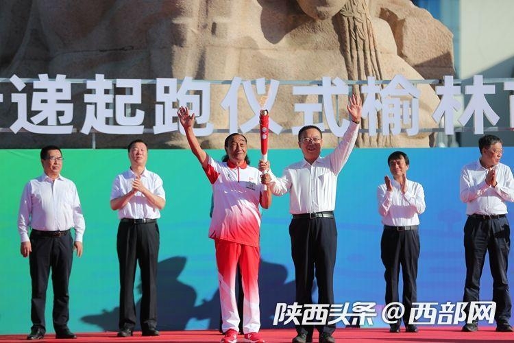 塞上古城開跑！ 十四運會和殘?zhí)貖W會火炬在榆林傳遞