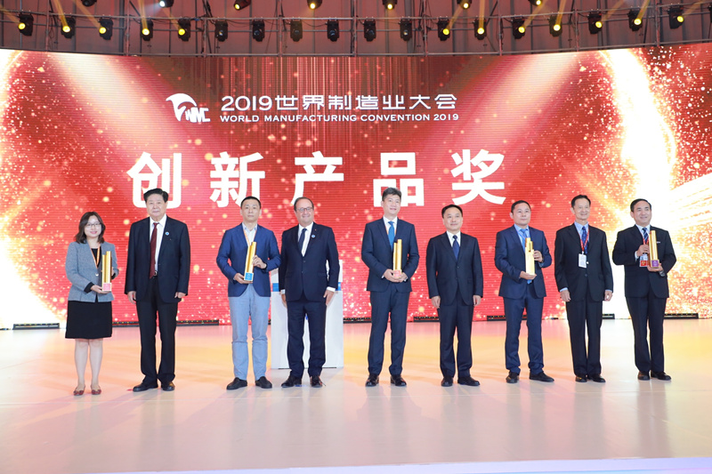 陜鼓集團黨委書記、董事長李宏安（右一）代表企業(yè)領(lǐng)取了創(chuàng)新產(chǎn)品金獎_副本.jpg